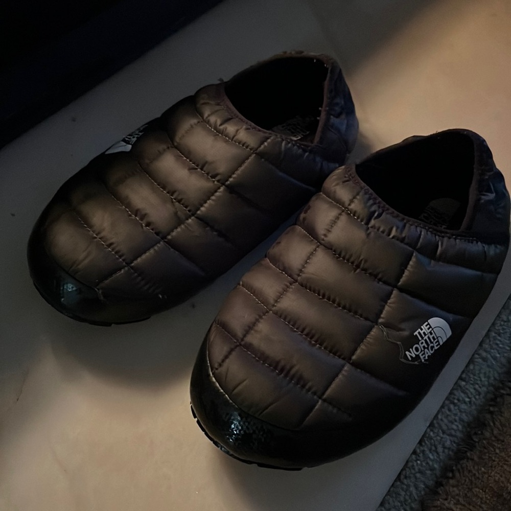 GREEN NORTH FACE MENS SLIP ONS. SIZE 9 MENS